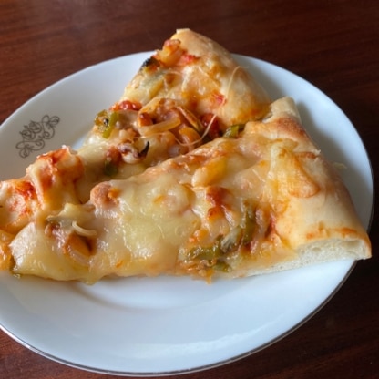 厚めのピザは伸ばすのも簡単でおいしくできました。